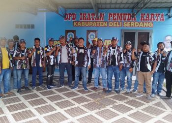 Ketua IPK Deliserdang, Parmonangan Gultom SE saat serahkan SK Kepengurusan IPK PAC Namorambe, Jumat (23/9).