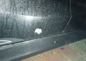 Kondisi bodi mobil yang diduga bekas terkena peluru, Jumat malam (23/9).