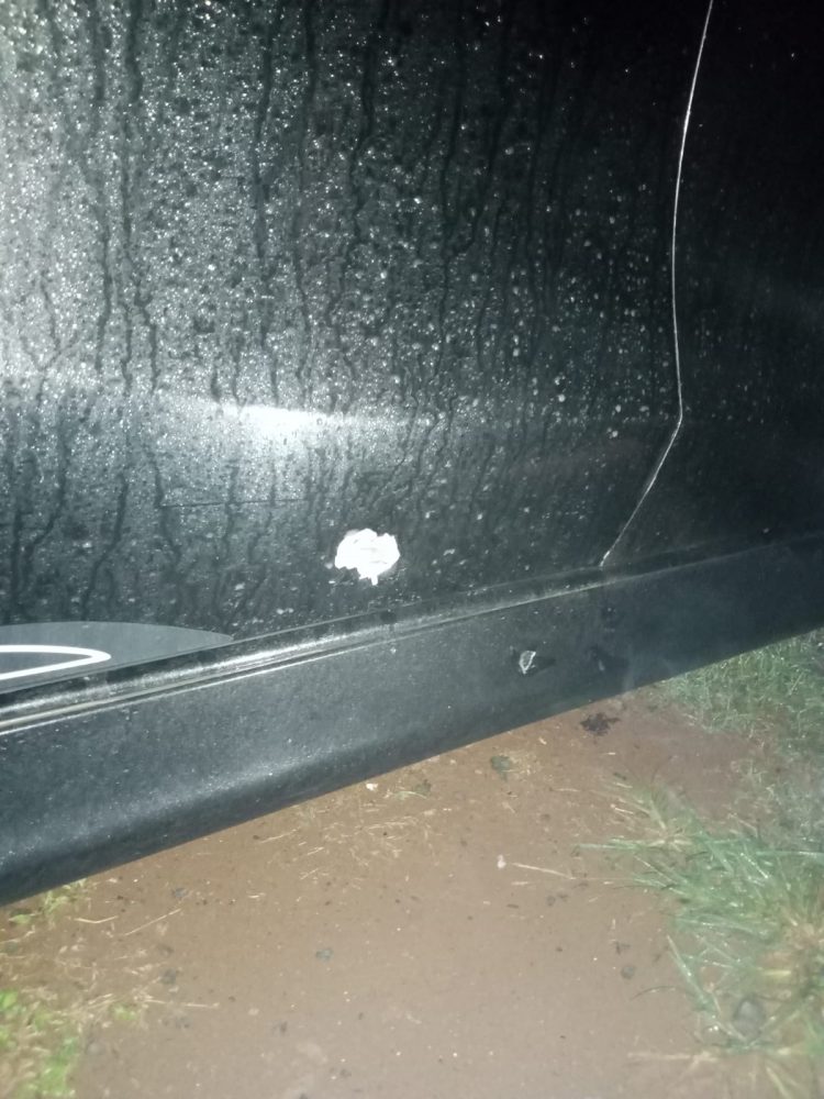 Kondisi bodi mobil yang diduga bekas terkena peluru, Jumat malam (23/9).