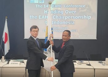 Chief Hydrographer of Japan Vice Admiral Dr. Fujita Masayuki saat menyerahkan bendera Each kepada Komandan Pushidrosal (Danpushidrosal), Laksamana Madya TNI Nurhidayat, Rabu (28/9).