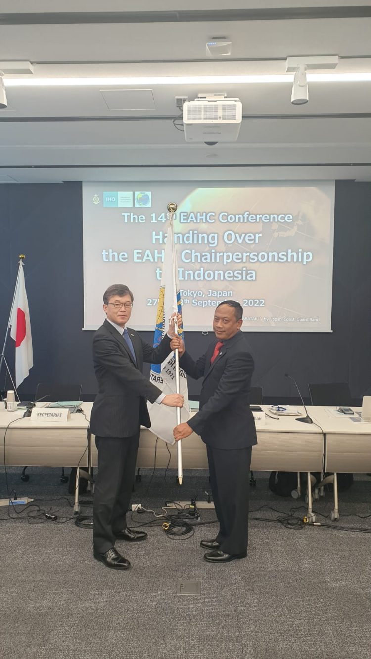 Chief Hydrographer of Japan Vice Admiral Dr. Fujita Masayuki saat menyerahkan bendera Each kepada Komandan Pushidrosal (Danpushidrosal), Laksamana Madya TNI Nurhidayat, Rabu (28/9).