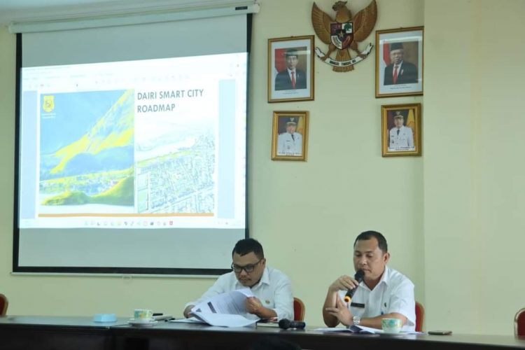 Ketua Smart City Kabupaten Dairi, Surung Charles Bancin bersama Kadis Kominfo Dairi, Aryanto Tinambunan saat pimpin rapat, Rabu (28/9).