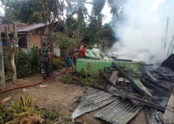 Kondisi rumah Sinaga yang hangus dilahap api, Jumat (30/9).