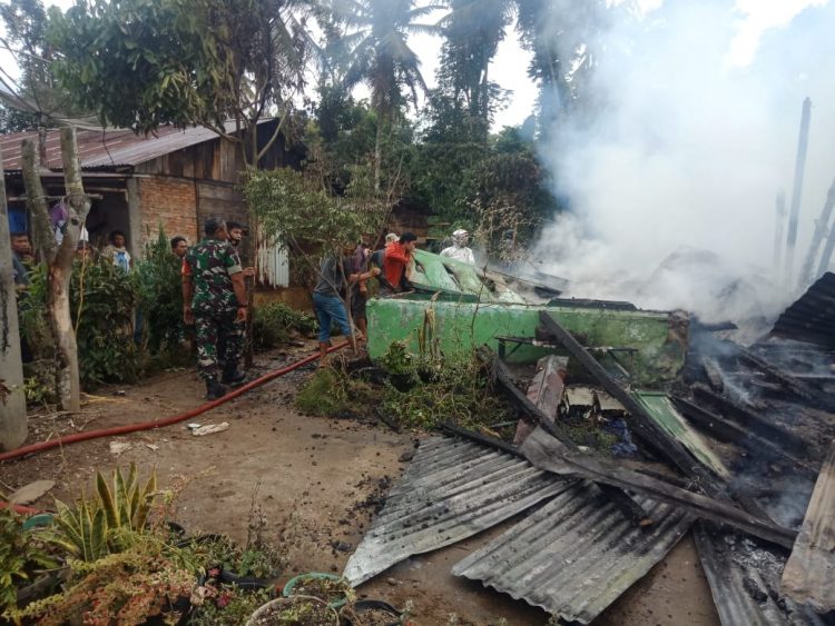 Kondisi rumah Sinaga yang hangus dilahap api, Jumat (30/9).