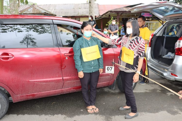 Pra rekonstruksi penganiayaan terhadap korban Renni Pardede, Jumat (30/9).