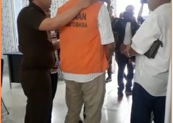 Carles Sibuea saat keluar dari ruang Kejari Toba setelah ditetapkan tersangka korupsi DD TA 2022, Sabtu (24/9).