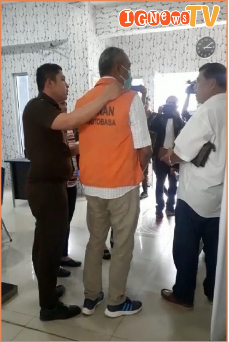 Carles Sibuea saat keluar dari ruang Kejari Toba setelah ditetapkan tersangka korupsi DD TA 2022, Sabtu (24/9).