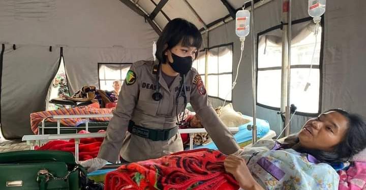 Personil Polda Sumut saat cek kondisi warga korban luka luka, Sabtu (1/10).