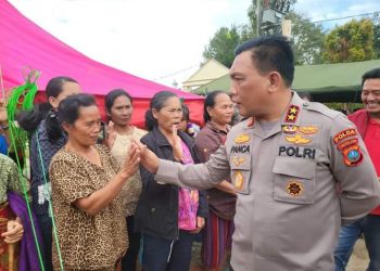 Kapolda Sumut, Irjen. Pol. Drs. RZ Panca Putra Simanjuntak M.Di saat menyapa kaum ibu korban bemcana alam di Taput, Minggu (2/10).
