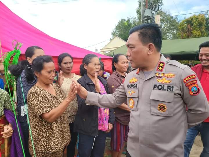 Kapolda Sumut, Irjen. Pol. Drs. RZ Panca Putra Simanjuntak M.Di saat menyapa kaum ibu korban bemcana alam di Taput, Minggu (2/10).