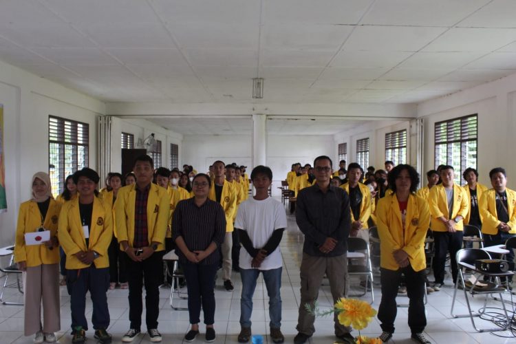 BEM Fakultas Hukum USI bersama Peserta saat mengikuti pelatihan kepemimpinan, Jumat (30/9).