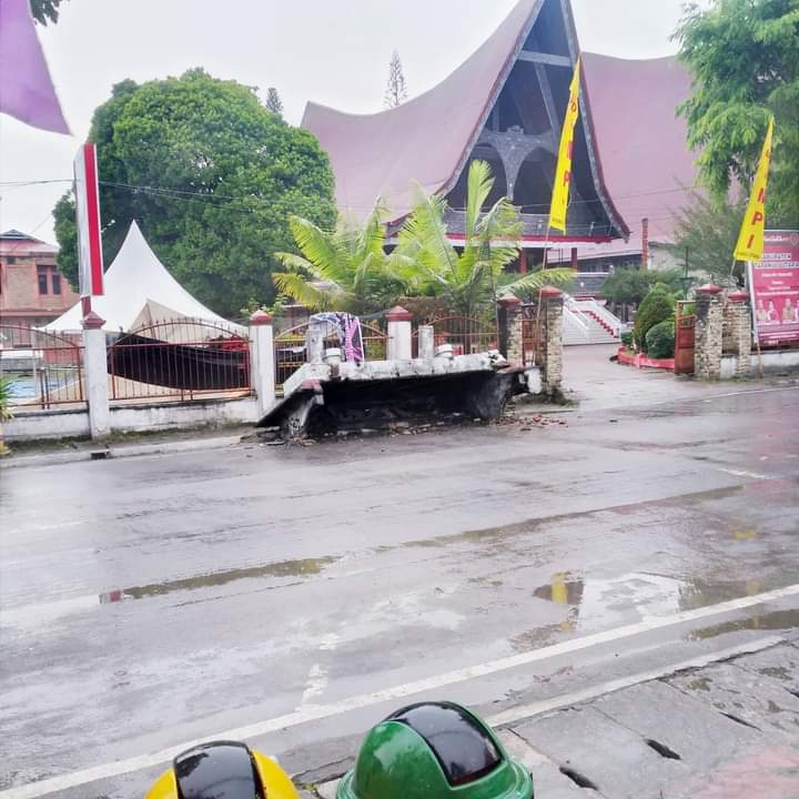 Kondisi beberapa bangunan yang retak dan ambruk akibat guncangan gempa, Sabtu (1/10).