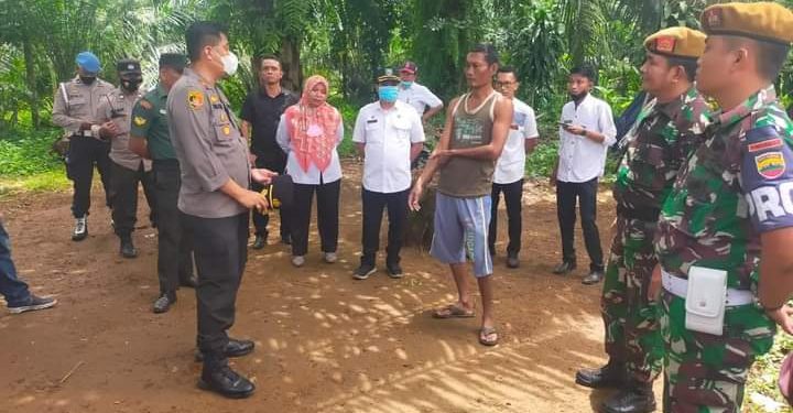 Kapolsek Patumbah, Kompol. Faidir bersama jajaran TNI dan Muspika serta tokoh agama saat bersepakat berantas judi, Kamis (29/9).