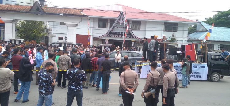 Massa Forum Peduli Masyarakat Dairi bersama tokoh pemuda, tokoh agama dan tokoh masyarakat saat geruduk kantor DPRD Dairi, Sabtu (1/10).