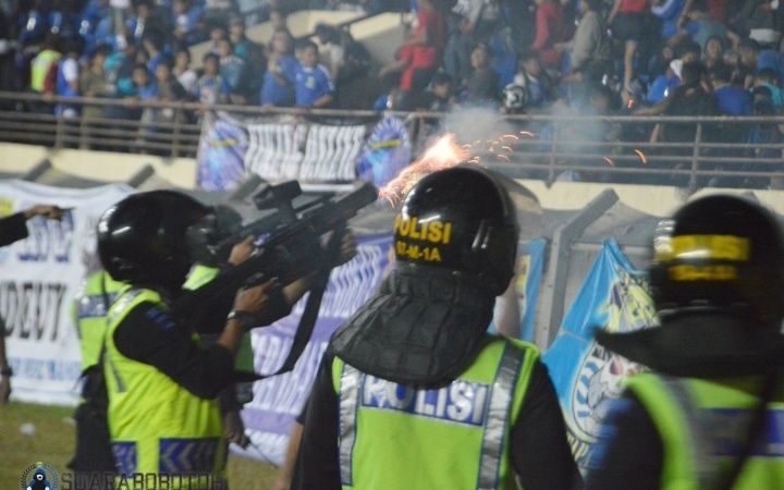 Situasi saat tragedi di stadion Kanjuruhan - Malang, Sabtu (1/10).