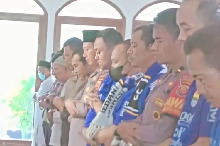 Polres Bandung bersama Bobotoh saat shalat gaib dan doa bersama untuk korban stadion Kanjuruhan, Minggu (2/10).