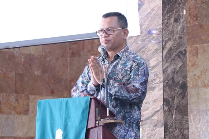 Bupati Toba, Poltak Sitorus saat meminta warga Toba memybut wisatawan, Minggu (2/10).