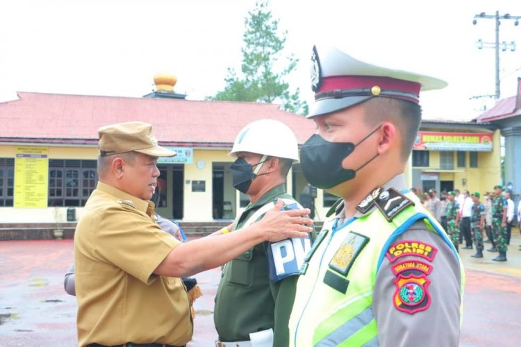 Bupati Dairi, Dr. Eddy Berutu saat pimpin gelar pasukan operasi Toba- 2022, Senin (3/10).