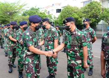Danpushidrosal, Laksamana Madya TNI Nurhidayat saat memimpin jalannya upacara laporan korps kenaikan pangkat 93 personil, Senin (3/10).