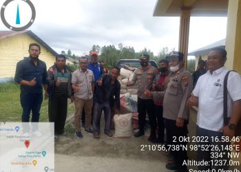 Kapolres Toba AKBP. Taufiq Hidayat Thayeb SH, SIK bersama Wakil Bupati Toba Tonny Simanjuntak saat menyerahkan bantuan 35 sack semen kepada warga di Taput terdampak gempa, Minggu (2/10).