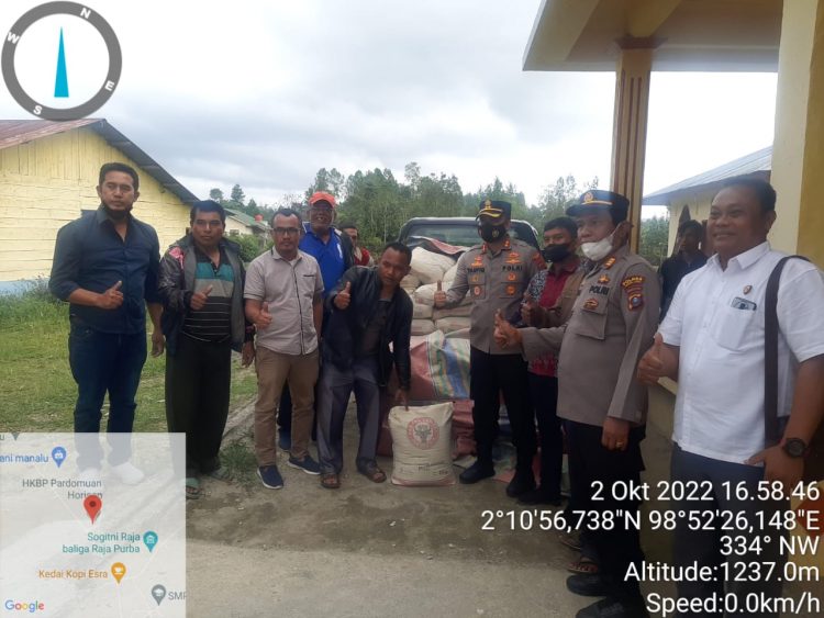 Kapolres Toba AKBP. Taufiq Hidayat Thayeb SH, SIK bersama Wakil Bupati Toba Tonny Simanjuntak saat menyerahkan bantuan 35 sack semen kepada warga di Taput terdampak gempa, Minggu (2/10).