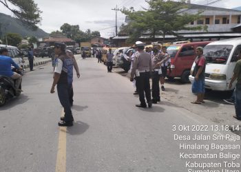 Personil Sat Lantas Polres Toba saat giat operasi zebra toba- 2022, Senin (3/10).