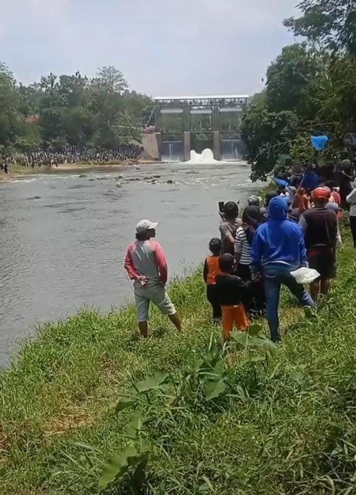 Tim SAR bersama warga saat menyisir sisi kanan - kiri Sungai mencari korban tenggelam, Senin (3/10).