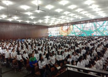 Ratusan mahasiswa/i saat mengikuti PKKMB dan kuliah umum, Sabtu (1/10).