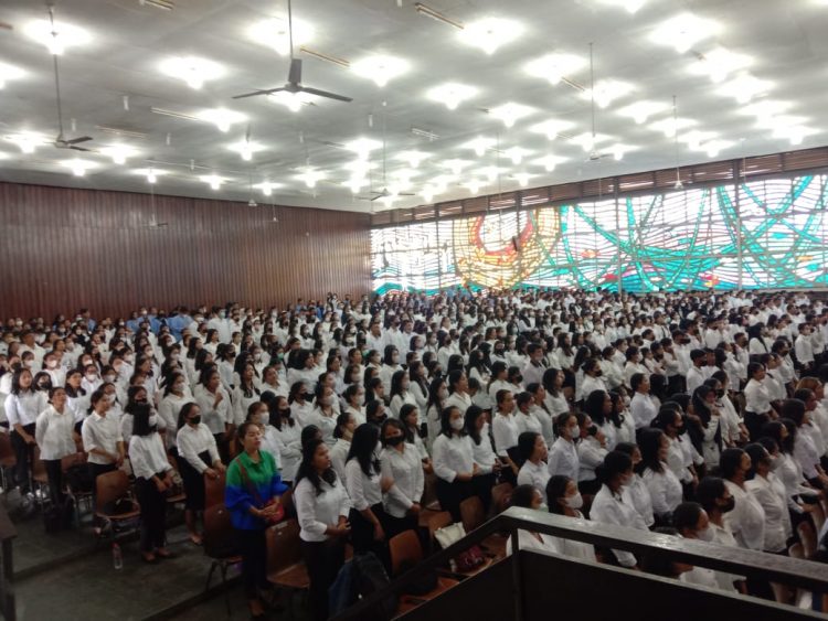 Ratusan mahasiswa/i saat mengikuti PKKMB dan kuliah umum, Sabtu (1/10).