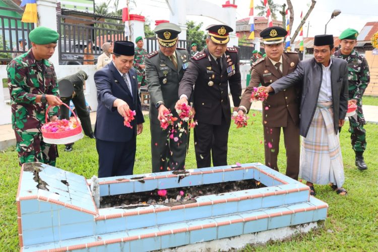 Kapolres Agara, AKBP. Bramanti Agus bersama Damdim 0108/ Agara, Letkol. Inf. Robbi saat tabur bunga ziarah di Makam Pahlawan, Selasa (4/10).