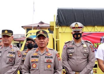 Kapolres Dairi, AKBP. Wahyudi Rahman SH, SIK, MM saat lepas truk membawa bantuan kemanusiaan untuk korban gempa Taput, Rabu (5/10).