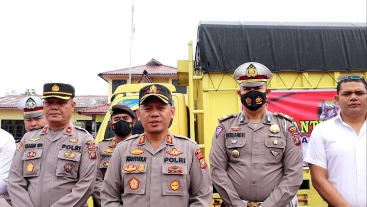 Kapolres Dairi, AKBP. Wahyudi Rahman SH, SIK, MM saat lepas truk membawa bantuan kemanusiaan untuk korban gempa Taput, Rabu (5/10).