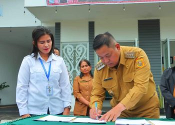 Bupati Dairi, Eddy Berutu bersama pegawai Balai Perasarana Permukiman Wilayah Sumut, Normalina Purba SE saat tanda tangani serah terima aset toilet premium dan satu unit truk tinja di Sitinjo, Kabupaten Dairi - Sumatera Utara, Selasa (4/10).