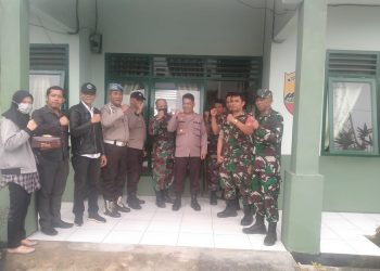 Danramil Kapten. Inf. Imum Tarigan bersama Kapoksek Sumbul, AKP. A Parhusip didampingi Camat Sumbul Tetap Lingga beserta KUPT Puskesmas dr. Lois Sihombing saat merayakan HUT TNI ke- 77 di Koramil 01/ Sumbul, Rabu (5/10).