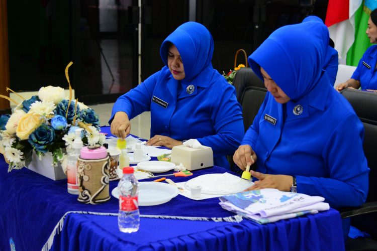 Ketua Gabungan Jalasenastri Pushidrosal, Ny.Titi Nurhidayat didampingi Ny. Yuni Rony beserta perwakilan pengurus inti gabungan Jalasenastri Pushidrosal saat mengikuti webinar keterampilan, Selasa (4/10).