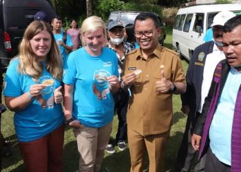 Bupati Toba, Poltak Sitorus bersama rombongan pelajar dari Jerman, Selasa (4/10).