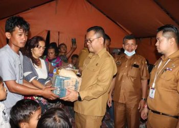 Bupati Toba, Poltak Sitorus didampingi Asisten Pemerintahan Eston Sihotang saat kunjungi dan serahkan bantuan kepada korban kebakaran, Senin (3/10).