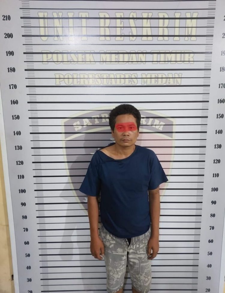 Tersangka pembobol Sekolah, Andre Firman Lase saat diamankan di Mapolsek Medan Timur, Rabu (5/10).