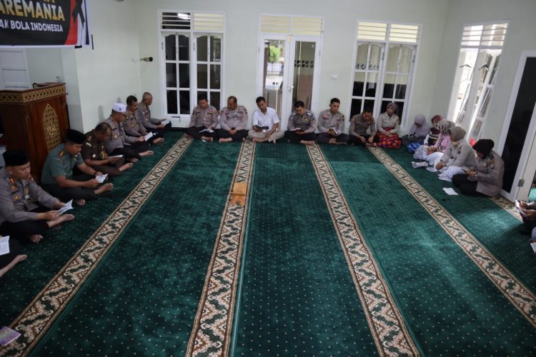 Polres Dairi dan Forkopimda dan suporter sepak bola Kabupaten Dairi saat giat doa bersama untuk korban stadion Kanjuruhan Malang, Kamis (6/10).