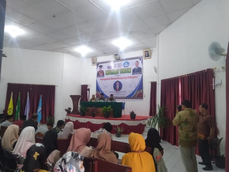 Rektor Universitas Gunung Leuser Agara, Dr. Indra bersama Guru Besar UIN Ar Raniry Banda Aceh, Prof. Drs. Gunawan saat kuliah umum, Kamis (6/10).
