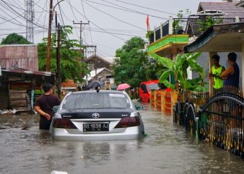 Ketinggian banjir mencapai 0.5Meter disalah satu titik permukiman warga Kota Palembang, Kamis (6/10).
