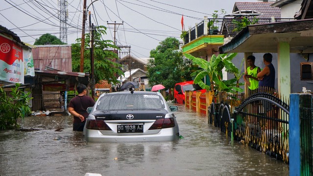 Ketinggian banjir mencapai 0.5Meter disalah satu titik permukiman warga Kota Palembang, Kamis (6/10).