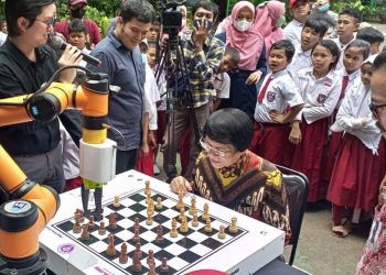 Robot pintar penantang Grand Mster Catur, Kamis (6/10).