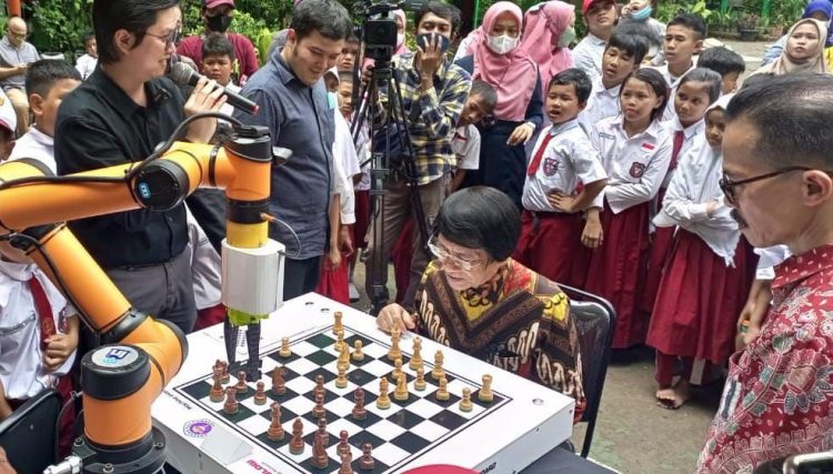 Robot pintar penantang Grand Mster Catur, Kamis (6/10).