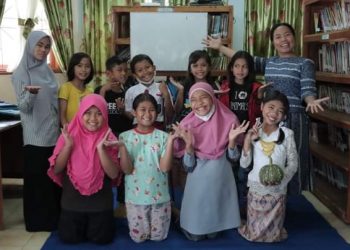 Dinas Perpustakaan dan Kearsipan Dairi saat melaksanakan program kegiatan inklusi sosial, kegiatan kelas belajar Bubur Ayam, Jumat (7/10).