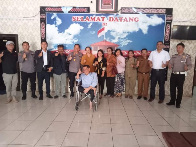 Perdamaian antara Renni bersama keluarga Hasiholan yang dihadiri Sekda Dairi dan Kapolres Dairi, Selasa (11/10).