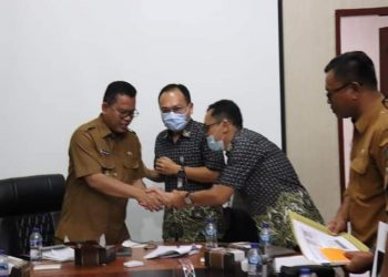 Bupati Toba, Poltak Sitorus saat terima kunjungan Kepala BPJS Cabang Pematangsiantar, dr. Kiki Marbun, Selasa (11/10).