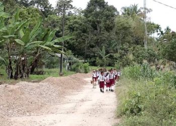 Jalan penghubung Desa Pardomuan 2 - Aek Nauli, Kecamatan Siempat Nempu Hilir saat proses perbaikan, Senin (10/10).