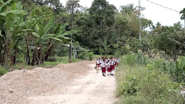 Jalan penghubung Desa Pardomuan 2 - Aek Nauli, Kecamatan Siempat Nempu Hilir saat proses perbaikan, Senin (10/10).