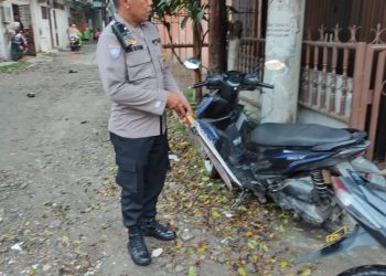 Bhabinkamtimas, AIPDA. Irwan Silitonga saat bubarkan kerumunan anak sekolah hendak tauran, Rabu (12/10).